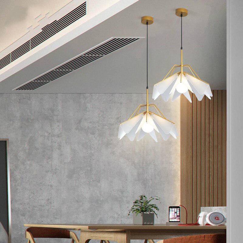 Suspension moderne LED abat-jour avec pétales triangulaires Andrea