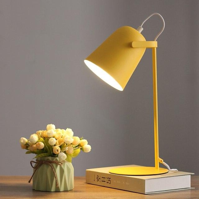Lampe de bureau moderne avec abat-jour cylindrique coloré Ullysa