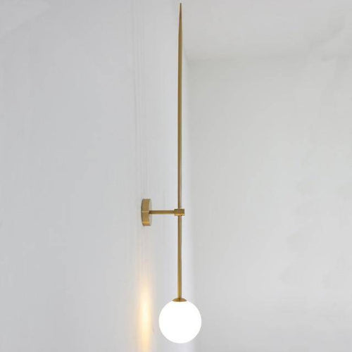 Applique murale design à LED avec tube doré et boule en verre blanche