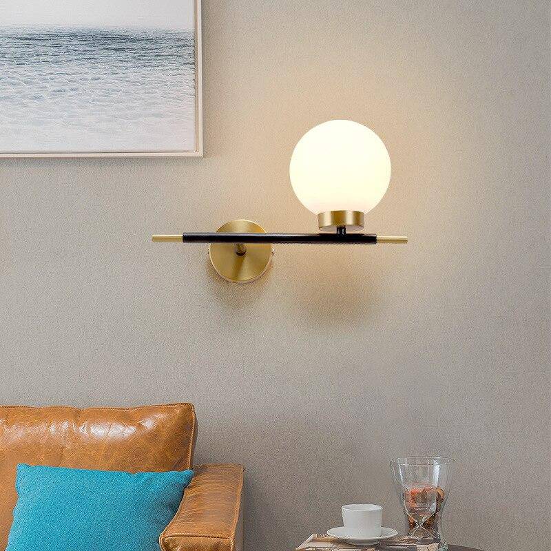 Applique murale design LED dorée avec boule en verre Wall
