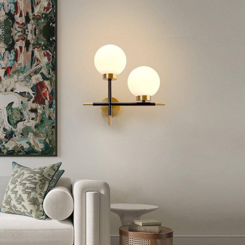 Applique murale design LED dorée avec boule en verre Wall