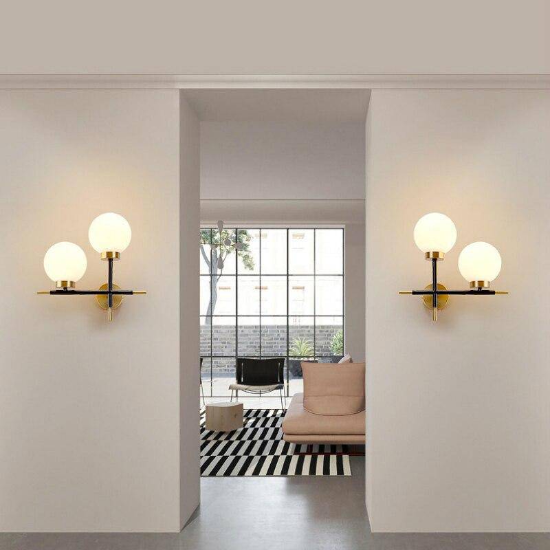 Applique murale design LED dorée avec boule en verre Wall