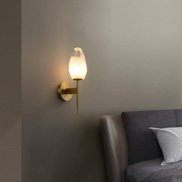 Applique murale design LED dorée avec abat-jour cristal
