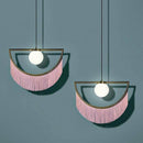 Suspension design LED avec demi-cercle en métal et pendentif coloré