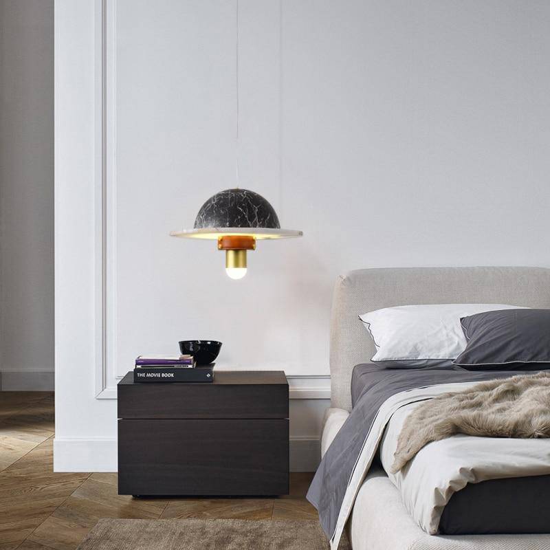 Suspension design à LED en marbre noir et blanc et métal doré - vue 4 sur 9