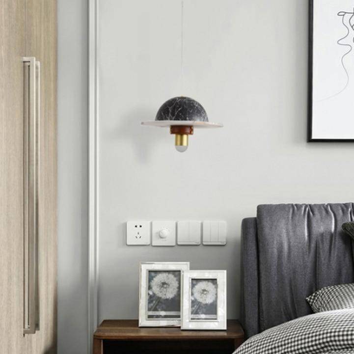 Suspension design à LED en marbre noir et blanc et métal doré - vue 3 sur 9
