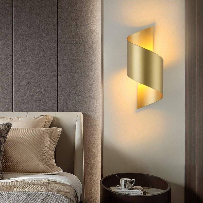 Applique murale design à LED avec courbe en métal doré Loft