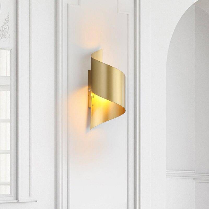 Applique murale design à LED avec courbe en métal doré Loft