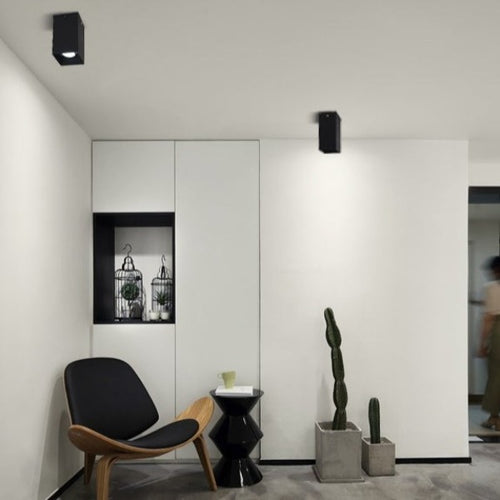 Spot moderne LED cubique et métallique Elma
