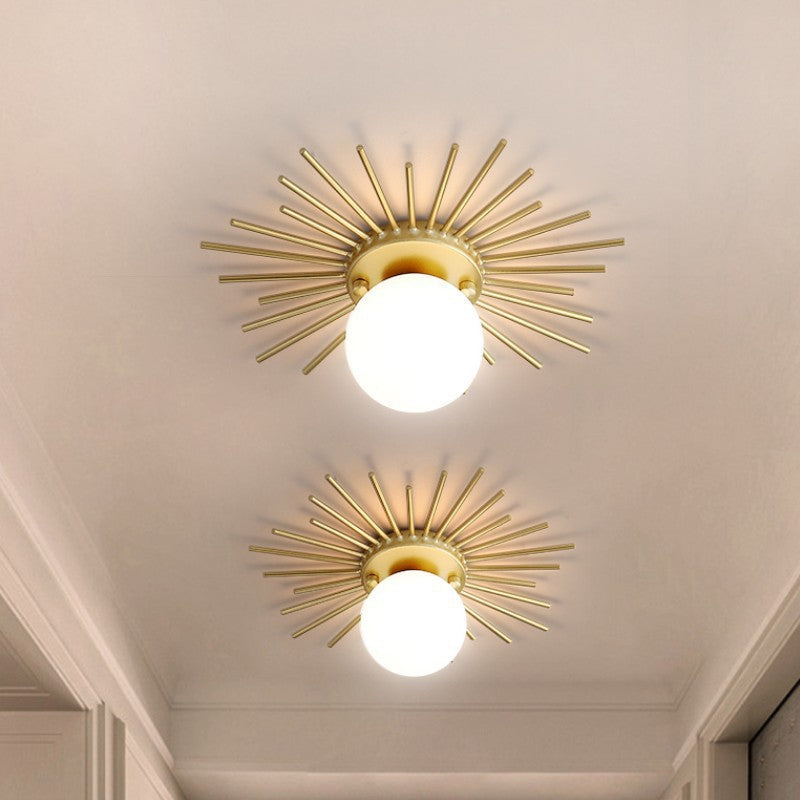Plafonnier moderne avec boule en verre et métal doré Joha