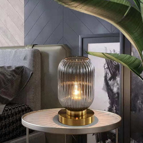 Lampe à poser cylindrique en verre coloré et base dorée Quinn - vue 4 sur 13