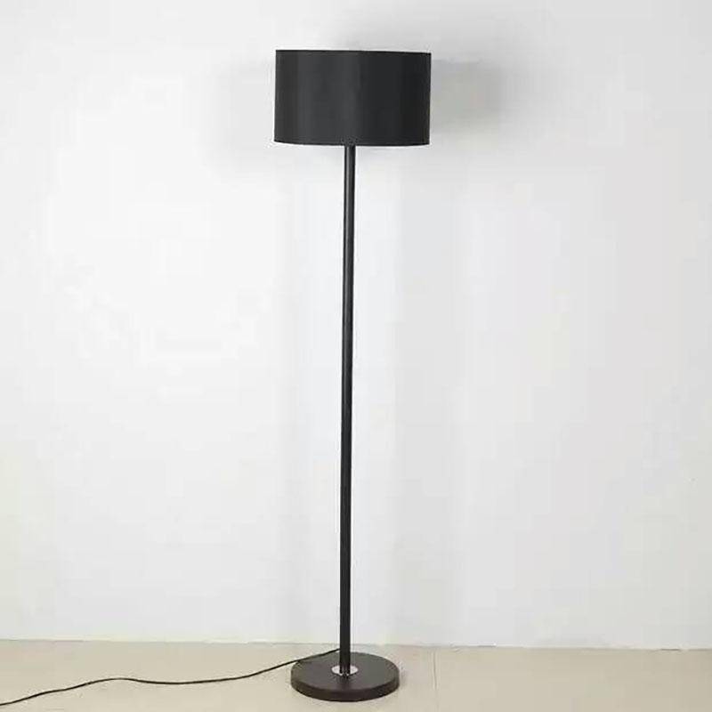 Lampadaire sur pied noir avec abat-jour
