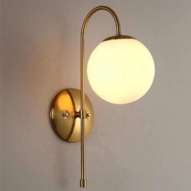 Simple gold wall light with globe - vue 3 sur 4