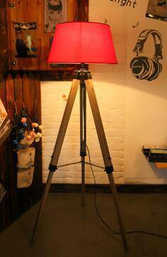 Lampadaire sur pied en tréteaux en bois ajustable avec abat-jour tissu
