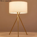 Lampe à poser design dorée avec abat-jour en tissu