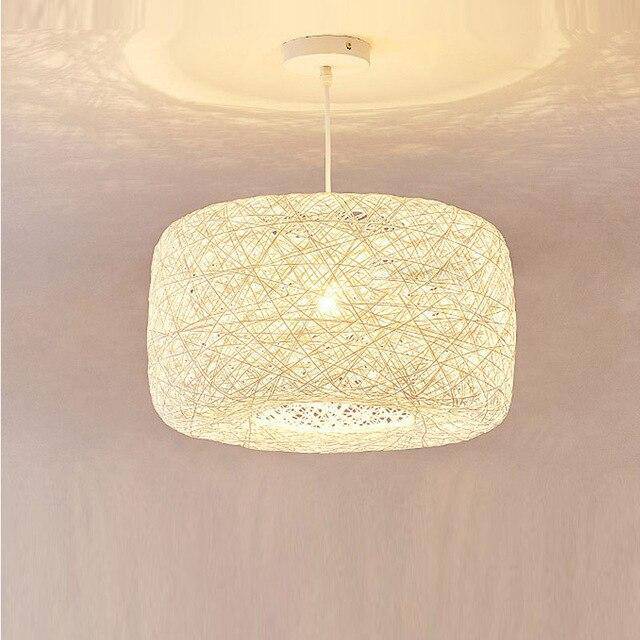 Suspension en rotin LED avec abat-jour arrondi coloré
