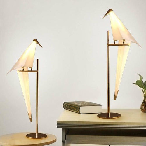 Lampe à poser en forme d'oiseau sur branche dorée