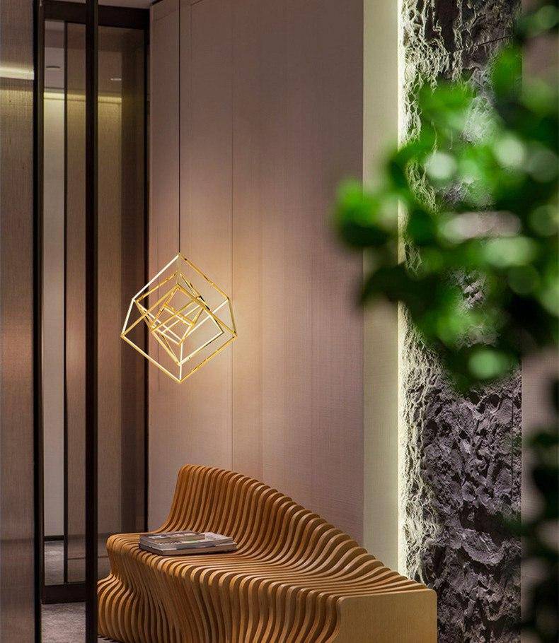 Suspension design à LED en forme de branches de cube dorée - vue 6 sur 9