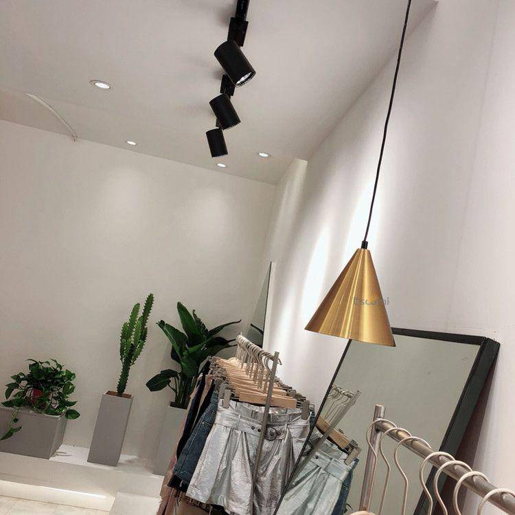 Suspension design doré en forme de cône Luxe - vue 3 sur 6