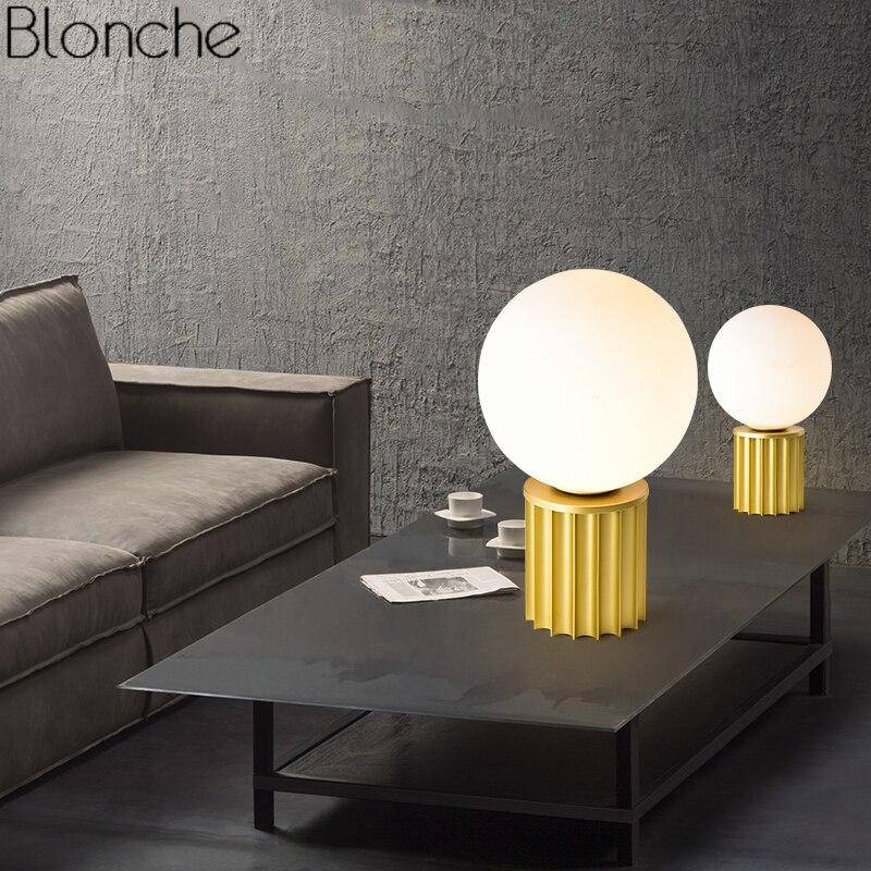 Lampe à poser design en métal doré avec boule blanche LED