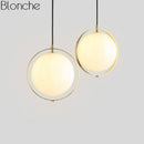 Suspension design LED boule en verre dans cercle doré