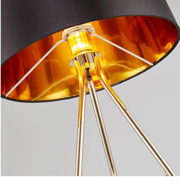 Lampe à poser design avec abat-jour et pieds chromés Novelty - vue 8 sur 7
