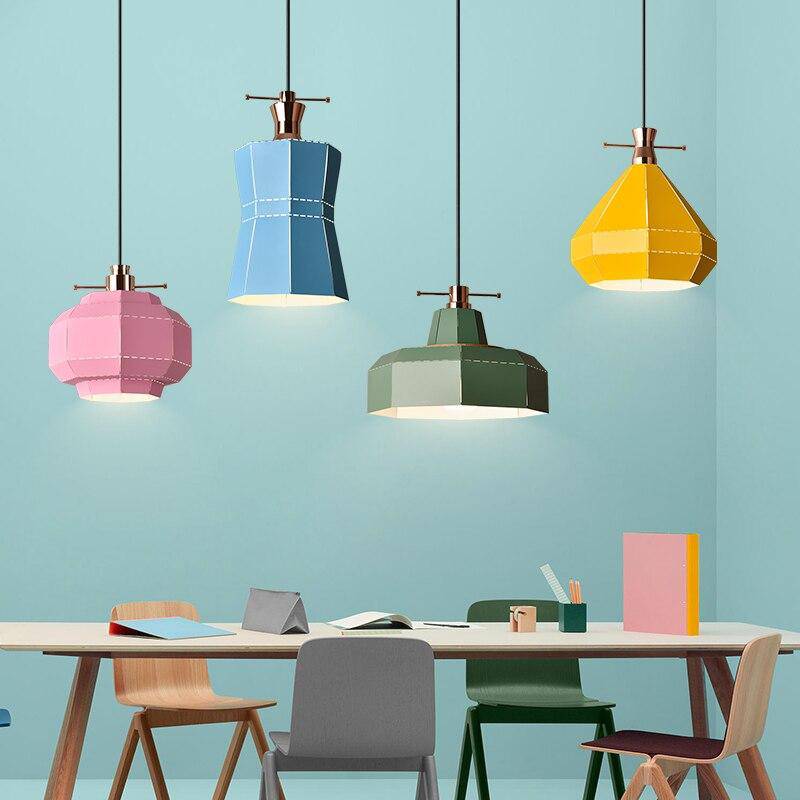 Suspension design LED en métal coloré style scandinave - vue 3 sur 12