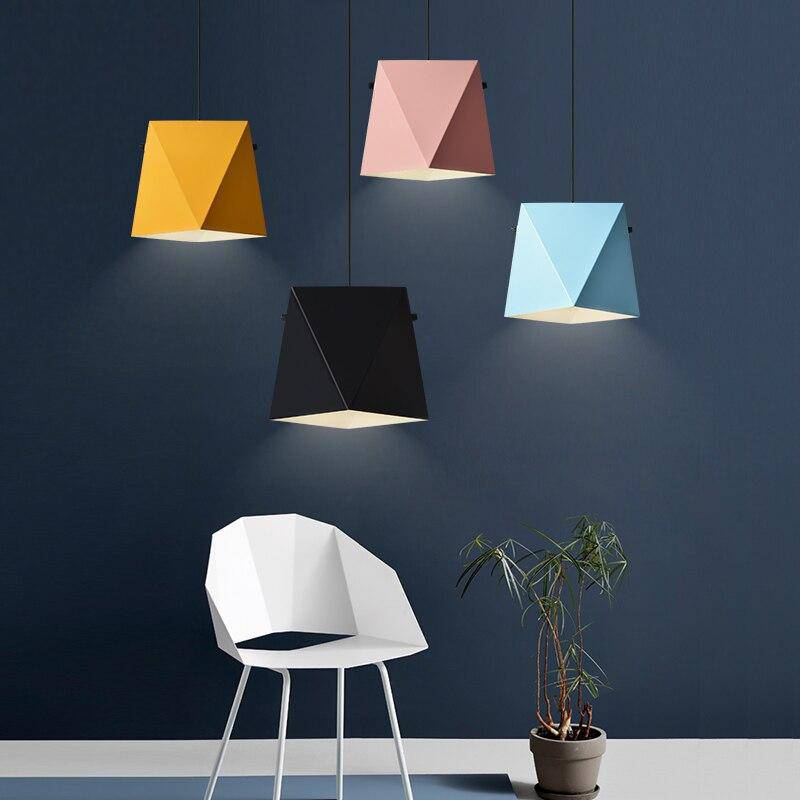 Suspension design LED avec abat-jour en métal coloré au géométrique