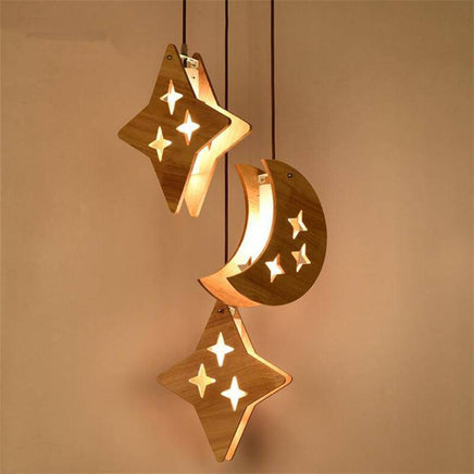 Suspension LED en forme d'étoiles et lunes en bois