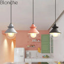 Suspension LED design triangle en métal et boule en verre
