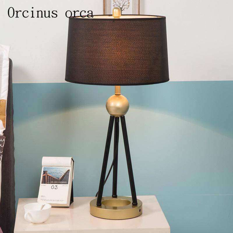 Lampe de chevet LED design trois pieds reliés avec boule doré et abat-jour tissu - vue 3 sur 3