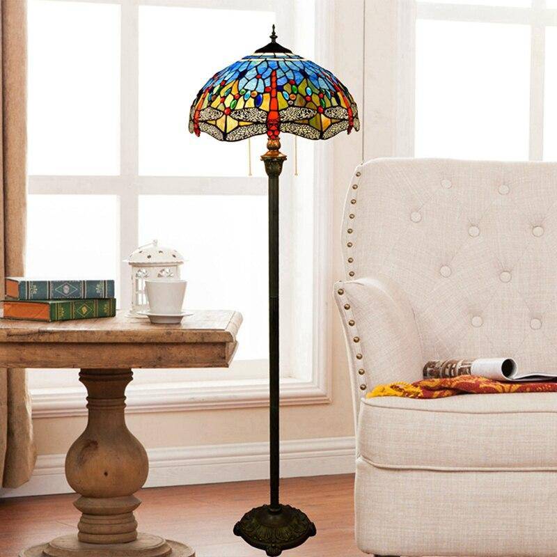 Lampadaire tiffany avec abat-jour en verre vitrail multicolore