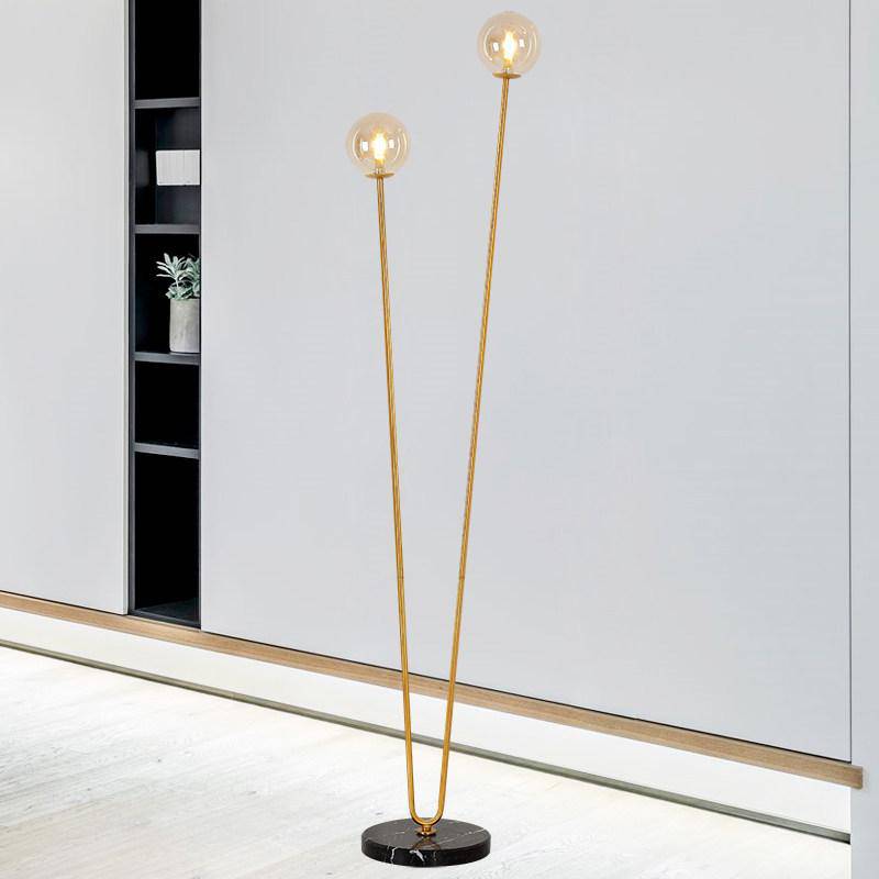 Lampadaire design avec deux branches doré et boules en verre - vue 3 sur 6
