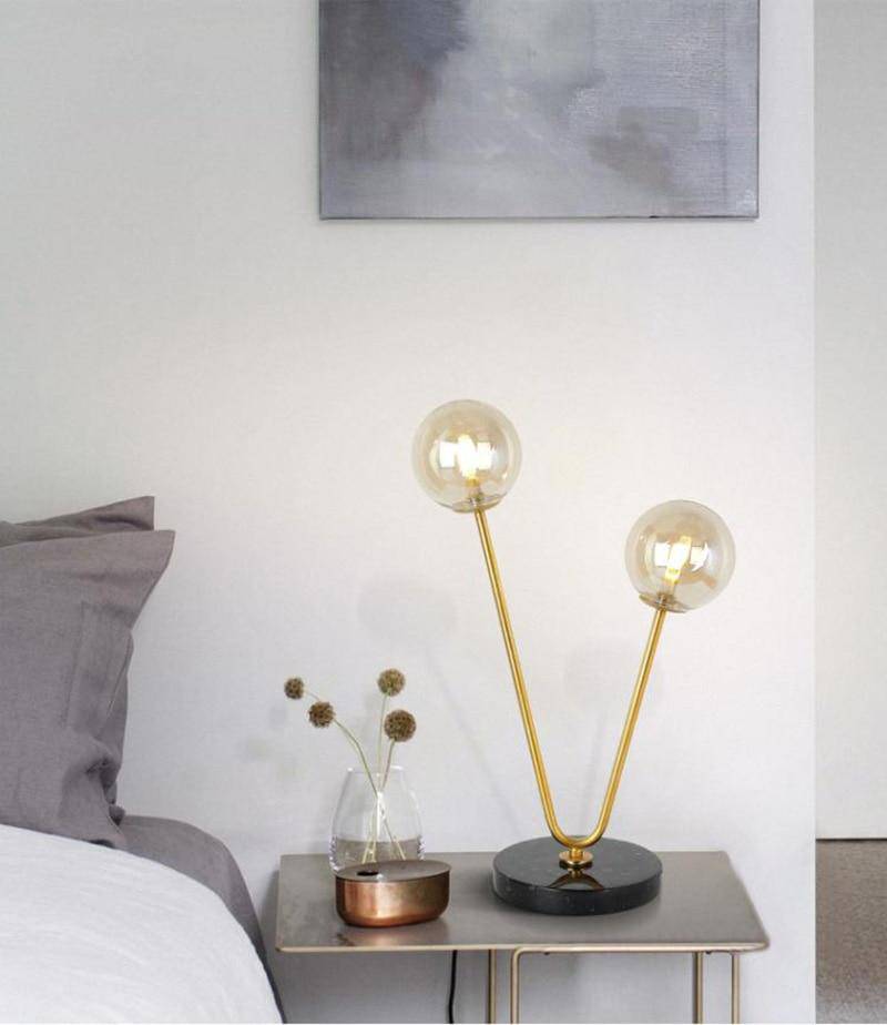 Lampe de chevet design avec deux branches doré et boules en verre - vue 4 sur 8