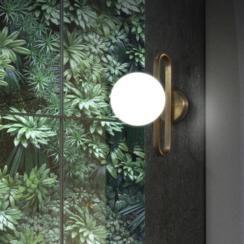 Applique murale design à LED avec anneau doré et boule en verre Sconce