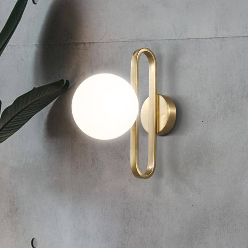 Applique murale design à LED avec anneau doré et boule en verre Sconce