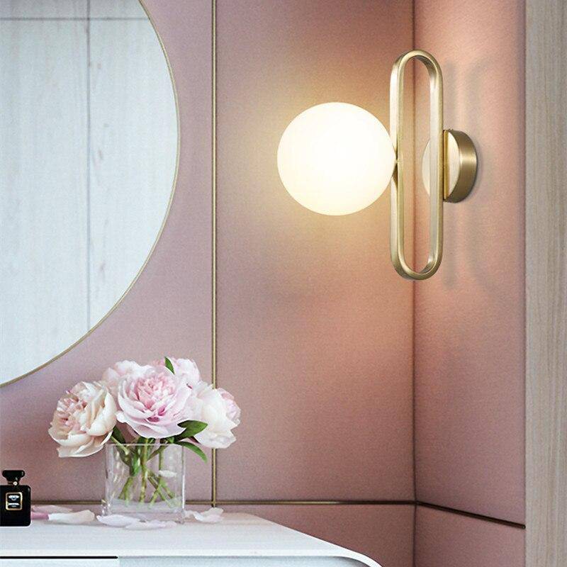 Applique murale design à LED avec anneau doré et boule en verre Sconce